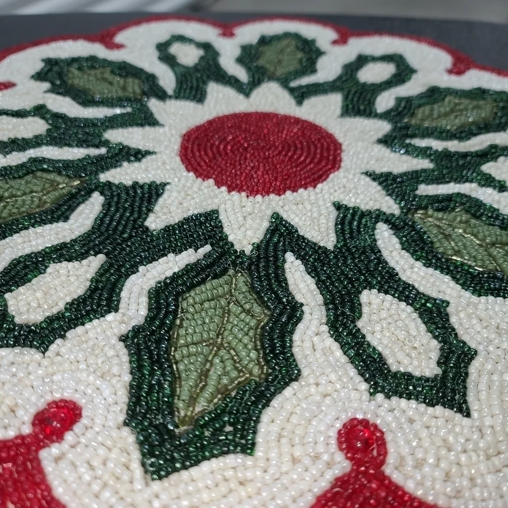x4 Beaded Jeweled Holly Berry Mistletoe Christmas Placemat Chargers Set NEW